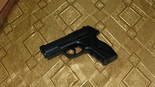 Domokrążca groził policjantowi atrapą pistoletu