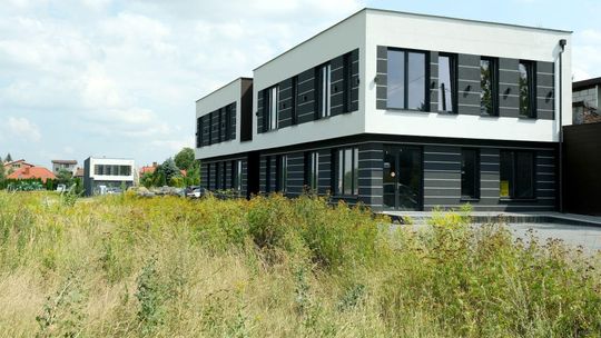 Domy jednorodzinne czy przedszkole? Mieszkańcy zaniepokojeni budową