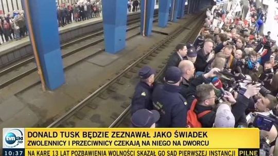 Donald Tusk w Warszawie. Tłumy na dworcu (zdjęcia)