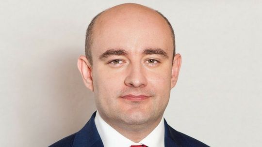 Donos na radnego. „Nie robi tu zakupów, nie spędza czasu z rodziną”. Musi się tłumaczyć