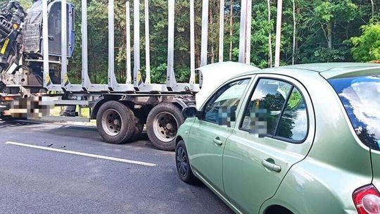 Doprowadziła do kolizji omijając ciężarówkę