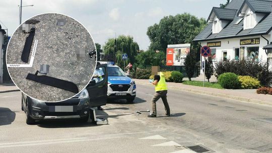 Doprowadzili go w kaftanie i specjalnym kasku. Zarzuty za atak maczetą