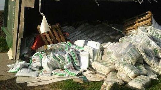 Dorohucza: Ciężarówka przewróciła się na bok