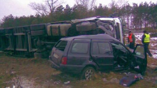 Dorohucza: Zderzenie golfa i ciężarówki. Dwie osoby ranne