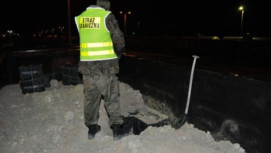 Dorohusk: 10 tys. paczek papierosów ukrytych w glinie