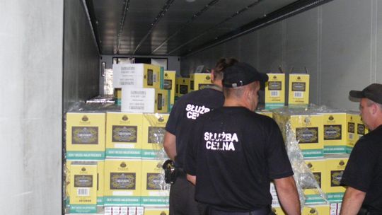 Dorohusk: 30 tys. paczek papierosów ukrytych w winie