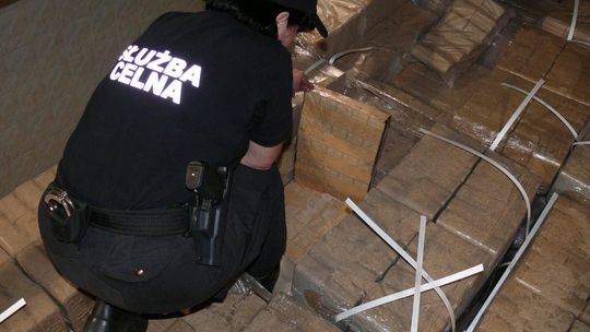 Dorohusk: Celnicy znaleźli kontrabandę pod ładunkiem brykietu 