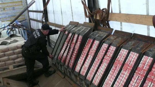 Dorohusk: Kierowca ciężarówki ukrył pod podłogą 5 tys. papierosów