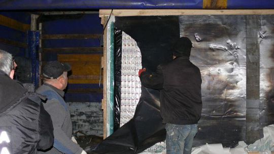 Dorohusk: W transporcie szkła przemycane papierosy warte 1,2 mln zł (zdjęcia)