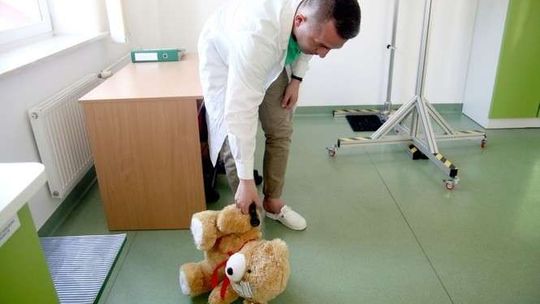 Dorośli w pracy bawią się zabawkami. W Lublinie działa laboratorium badania zabawek