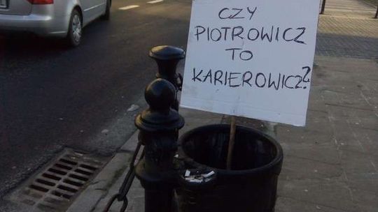 "Dość janosikowania...", "Czy Piotrowicz to karierowicz?". Tablice z hasłami na ulicach
