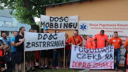 "Dość mobbingu", "Dość zastraszania". Ratownicy z pogotowia wyszli na ulicę