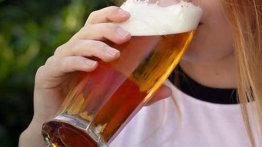 Dosiadła się do niego kobieta, kupił jej piwo, wyszli na zewnątrz. Tego się nie spodziewał