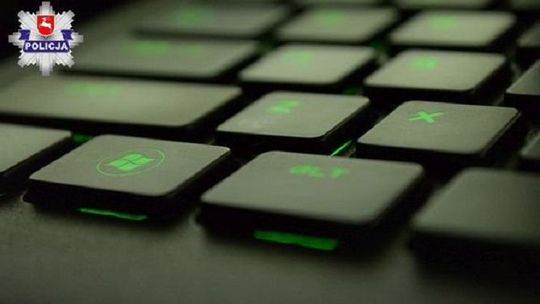 Dostał wiadomość, że ma do zapłaty drobną kwotę. Kliknął w link i stracił znacznie więcej