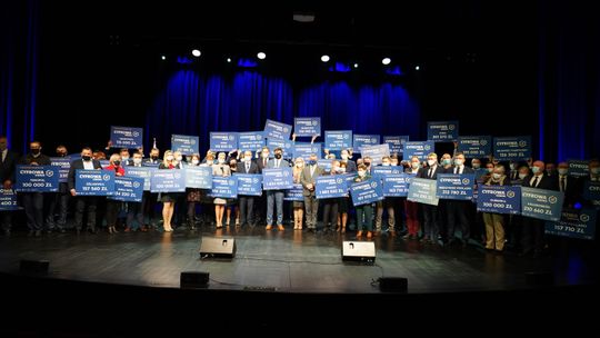 Dostali czeki z kwotami, a jeszcze nie złożyli nawet wniosków. "Wzięliśmy udział w przedstawieniu"