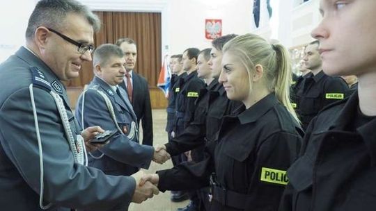 Dostali legitymacje i nagrody. Wśród nowych policjantów pływacki medalista (zdjęcia)