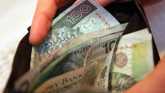 Dostali po tysiąc złotych socjalnego, ale musieli je podarować szkole. Na wypłaty