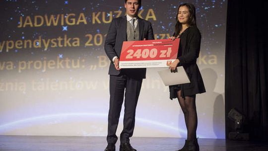 Dostali stypendia od prezydenta. Wokalistka chce wystąpić w programie "talent-show"