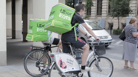 Dostawcy Uber Eats wożą jedzenie rowerami miejskimi. To niezgodne z regulaminem
