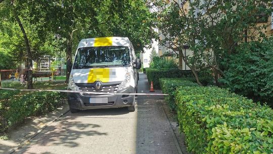 Dostawczak InPostu potrącił 70-latkę. Kobieta zmarła w szpitalu