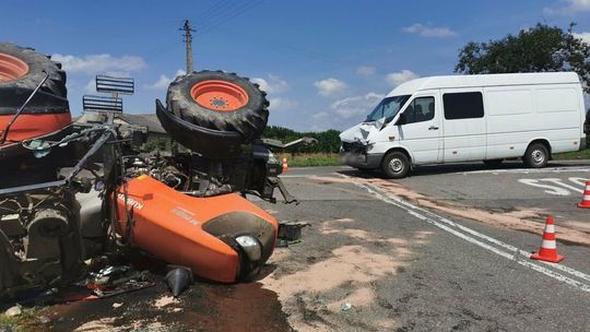 Dostawczak rozbity, ciągnik leży na boku, jedna osoba w szpitalu
