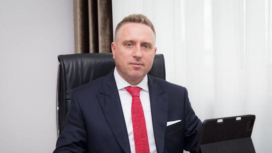 Dotacja na boisko oddana, a szwagier z zarzutami dyrektorem. Mieszkańcy mają żal do wójta