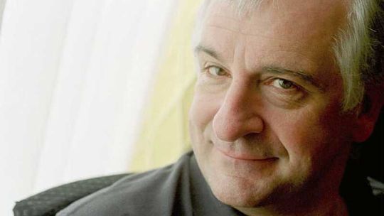 Douglas Adams. Autor \"Autostopem przez Galaktykę\" w google doodle
