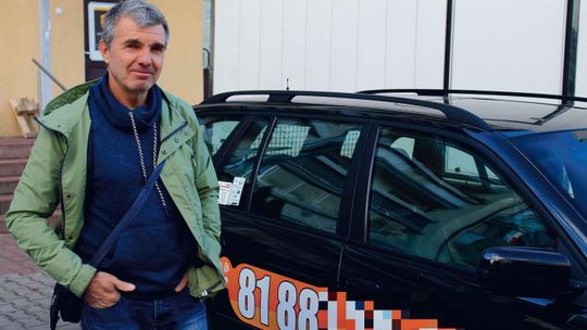 Dowiedzieli się, że mają okleić taksówki plakatami wyborczymi. Nie chcieli, więc ich wyrzucono