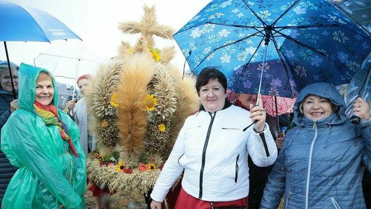 Dożynki Wojewódzkie 2022 w Radawcu. Wieńce i nalewka na stołach. Zdjęcia