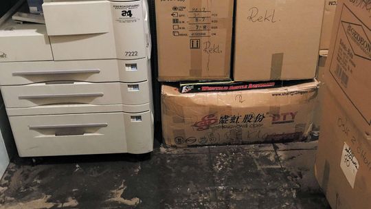 Dramat przedsiębiorcy. W czasie ulewy woda wybija z toalety i zalewa jego sklep