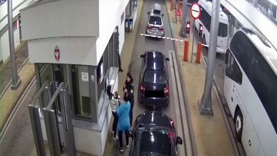 Dramatyczna akcja na przejściu granicznym. Zrozpaczona matka i niemowlę. Wideo