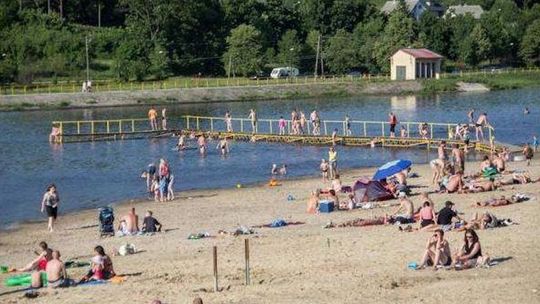 Dramatyczna akcja nad zalewem. Do policjantów podbiegła kobieta z niemowlęciem na rękach 