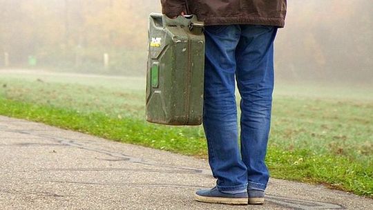 Dramatyczna akcja nad Zalewem Zemborzyckim. Mężczyzna oblał się benzyną i chwycił zapalniczkę