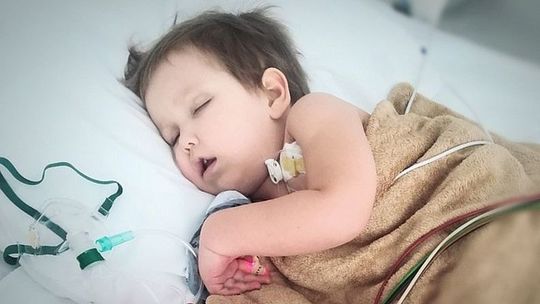 Dramatyczny apel rodziców 4-latki chorej na glejaka. "Chodzi o życie naszej córeczki, naszego całego życia"