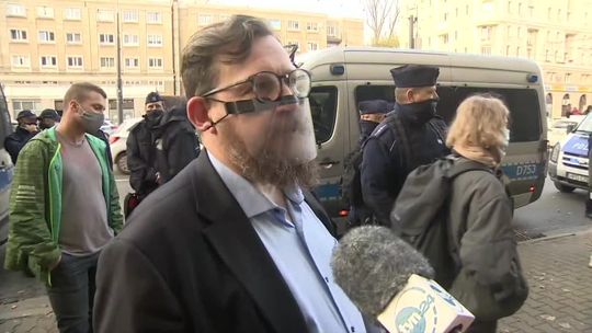 "Drastyczne sceny bicia młodych ludzi". Policja zatrzymała kilka osób, które protestowały przed sądem