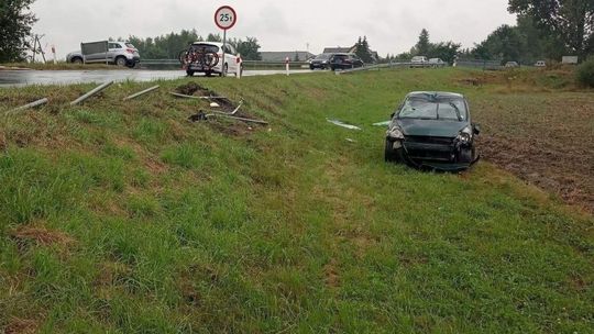 Dratów: Dachował w rowie. Przy okazji ściął znak, który uderzył w inny samochód