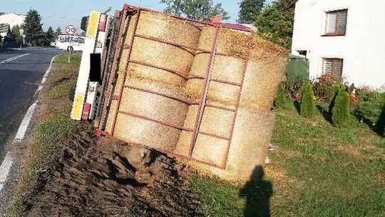 Drelów: Ciężarówka z belami słomy wpadła do rowu [zdjęcia]