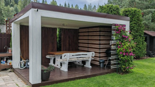 Drewniane altanki ogrodowe – jak wybrać model idealnie dopasowany do działki?
