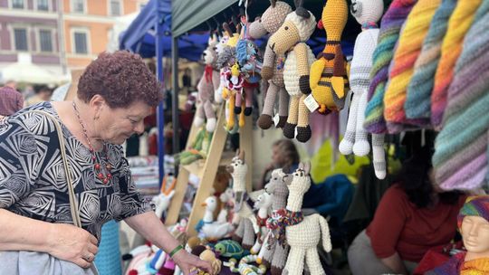 Drewniane ptaszki, święte obrazki, dziergane przytulanki. Jarmark Hetmański 2025 pełen rękodzieła