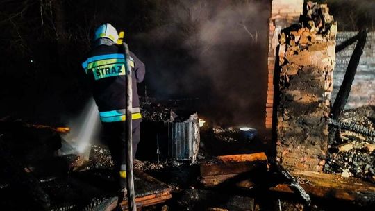 Drewniany budynek mieszkalny cały zajął się ogniem. W środku znaleziono zwłoki mężczyzny