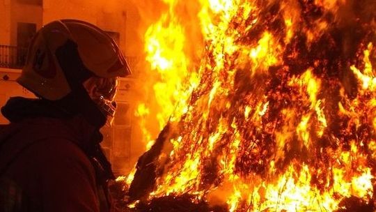 Drewniany dom całkowicie spłonął. W środku były dwie osoby