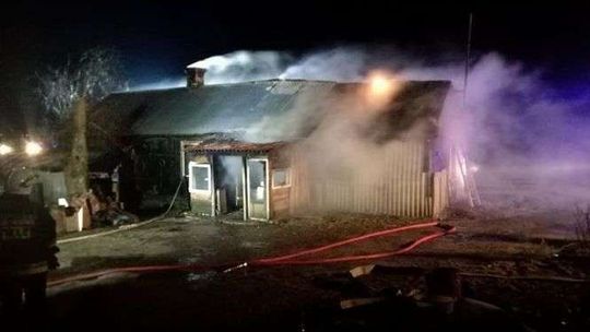 Drewniany dom stanął w płomieniach. Mieszkańcy zdążyli uciec 