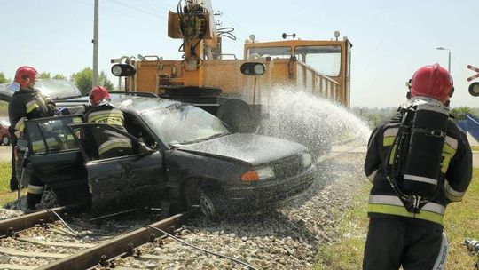 Drezyna uderzyła w samochód na torach. Na szczęście to symulacja (wideo, zdjęcia)