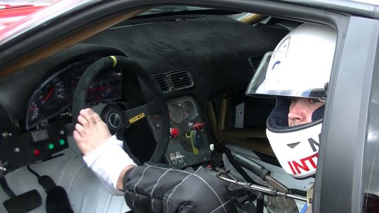 Drift: Bartek Ostałowski nie ma rąk. Jest mistrzem kierownicy [film] 