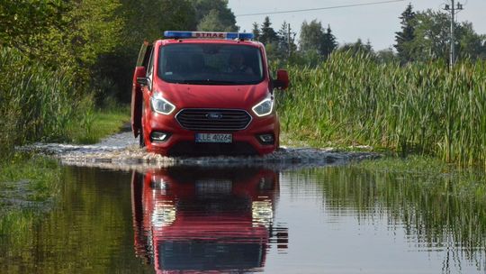 Droga asfaltowa zamieniła się w jezioro z rybami i żabami. Górnicy obiecują, że naprawią szkody