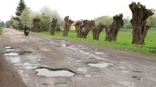 Droga była tak dziurawa, że musieli ją zamknąć