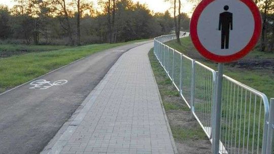 Droga dla pieszych z... zakazem ruchu pieszego. Sprzeczne znaki w Lublinie