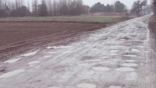 "Droga jak w średniowieczu". Mieszkańcy proszą o remont, gmina obiecuje