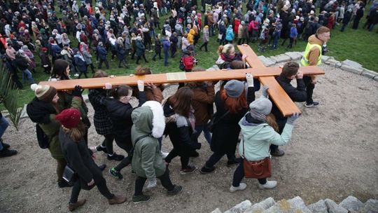 Droga Krzyżowa na Majdanku rozpoczęła Światowe Dni Młodzieży [zdjęcia]