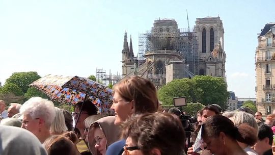 Droga krzyżowa przed katedrą Notre Dame [wideo]